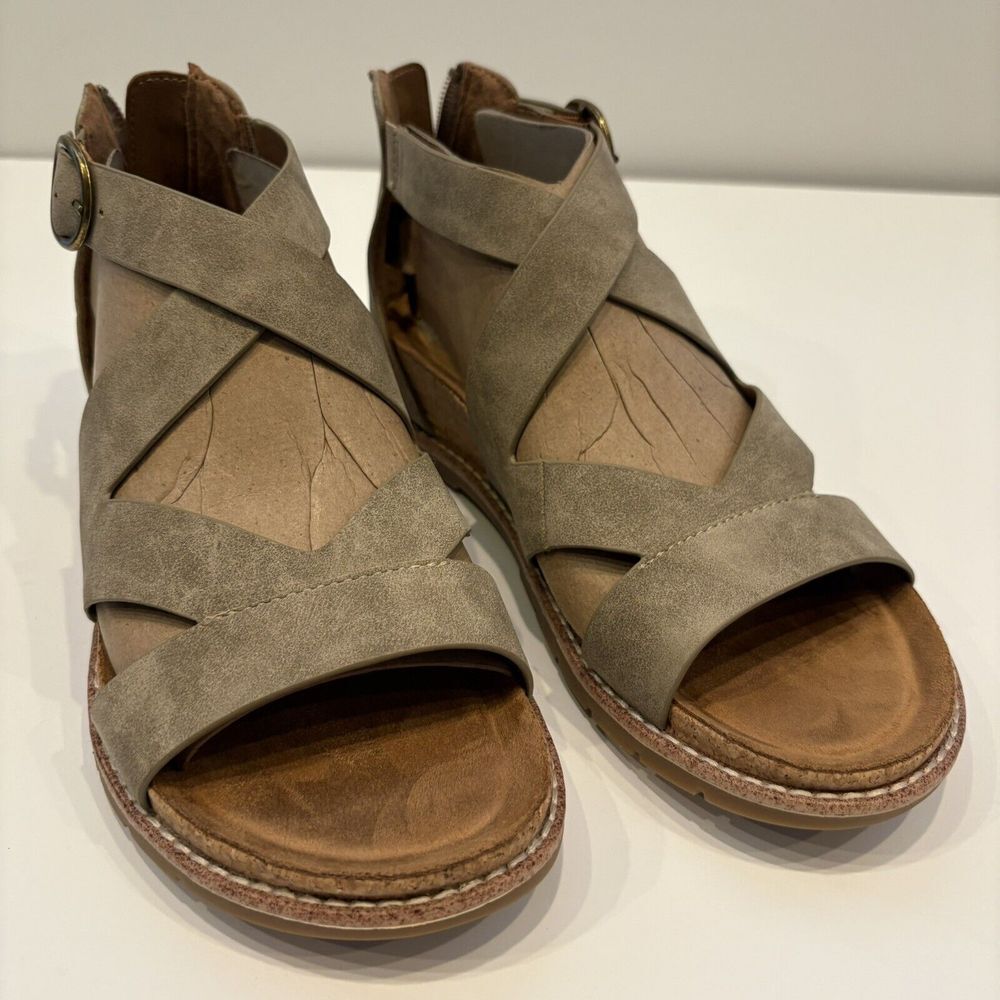NIB Eurosoft Womens Gionna Sandals Strappy Stone Taupe Faux Leather Size 7.5 M‎